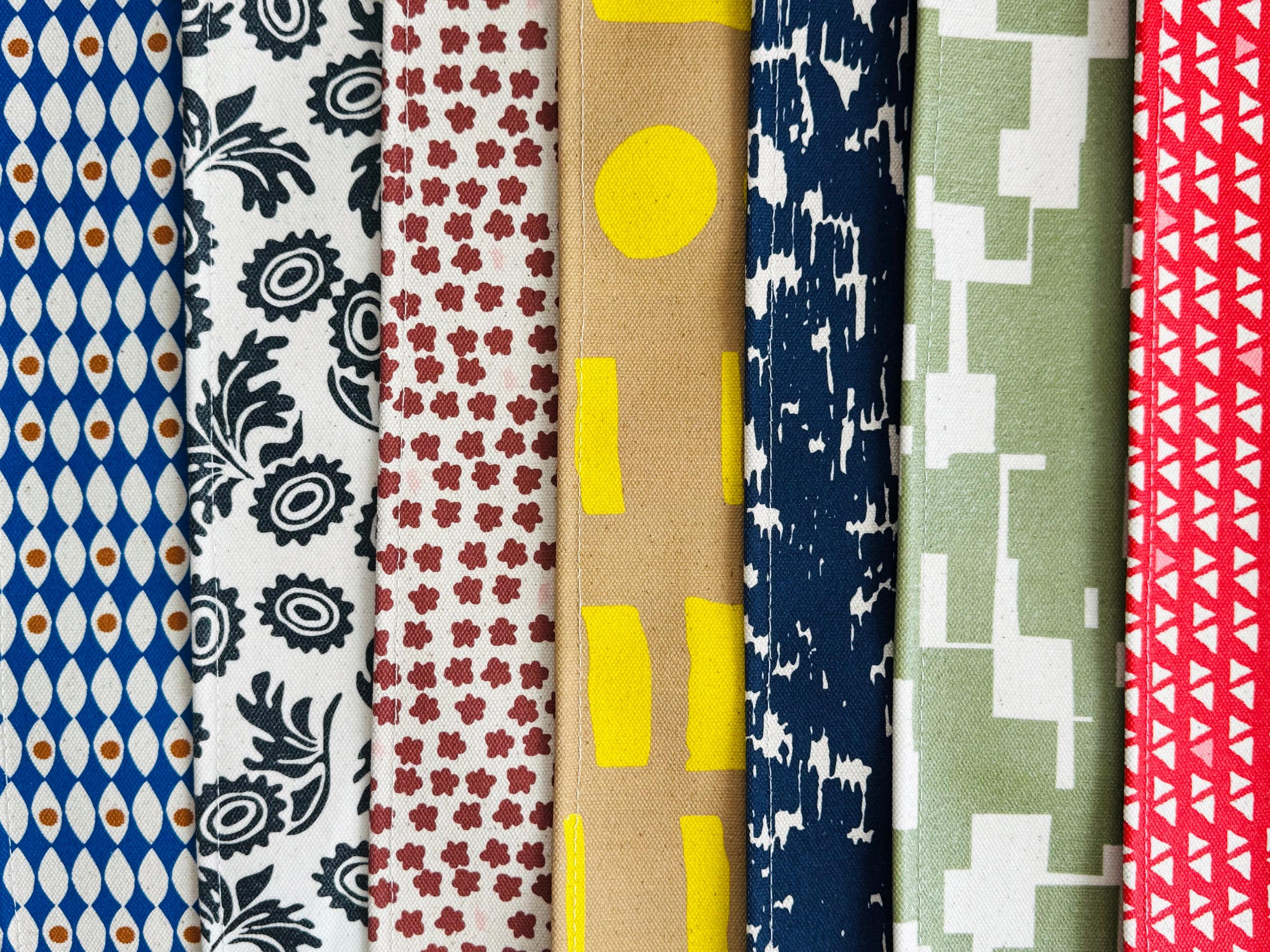 SET OF 4 PLACEMATS - LEMON + DARK SAND GEO