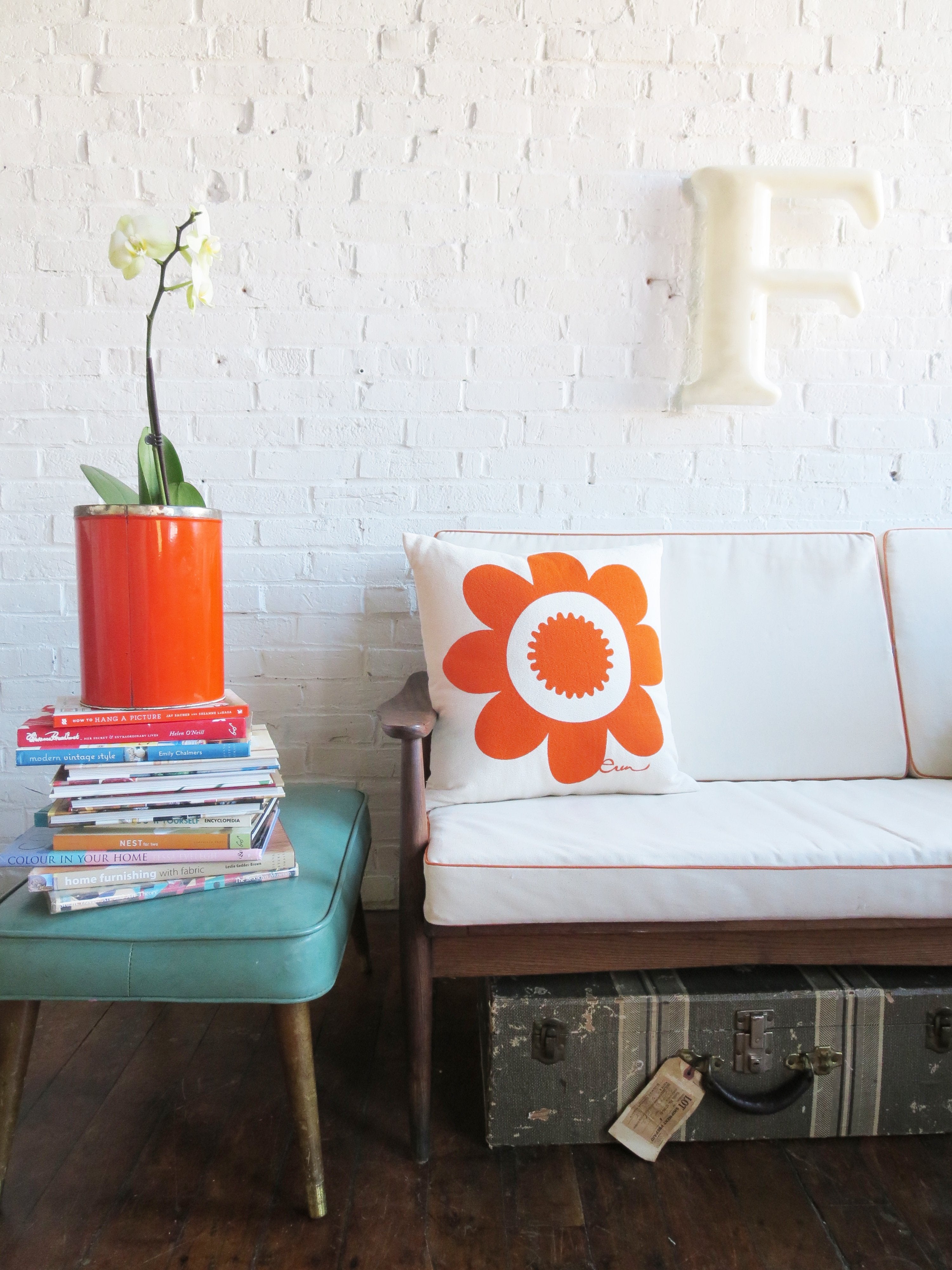MANGO DAISY PILLOW