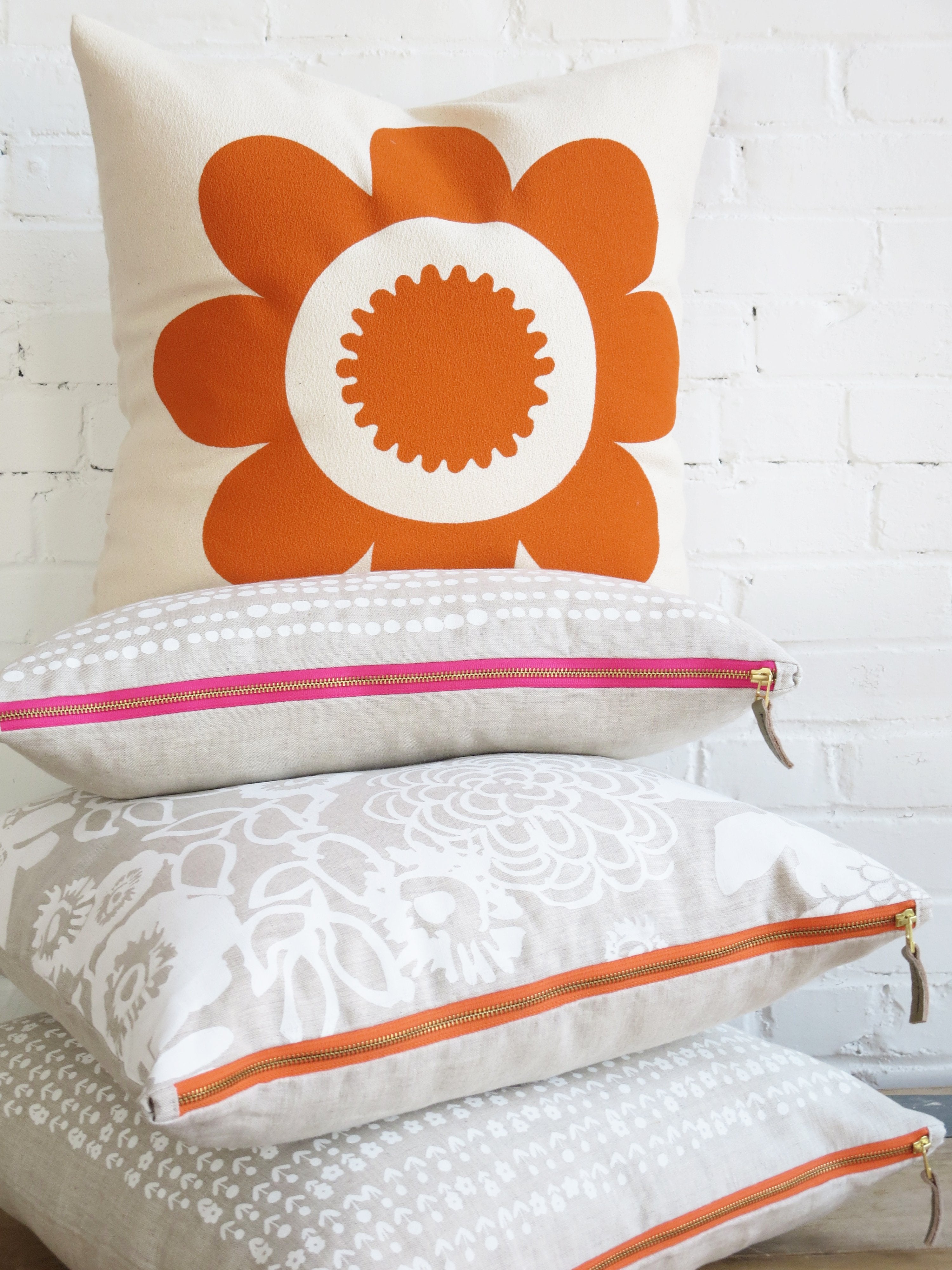 MANGO DAISY PILLOW