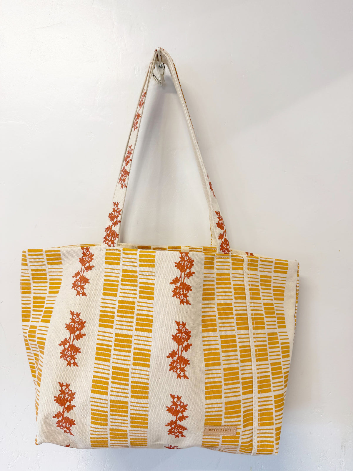 TANGERINE + LIPSTICK GEO DAISIES MIKA TOTE