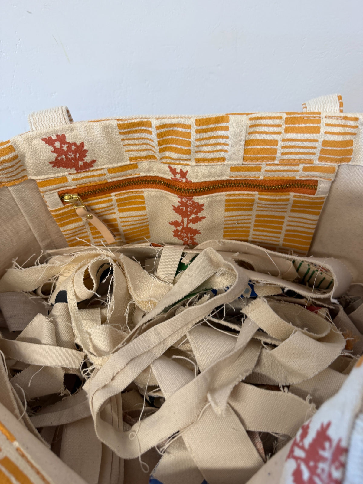 TANGERINE + LIPSTICK GEO DAISIES MIKA TOTE