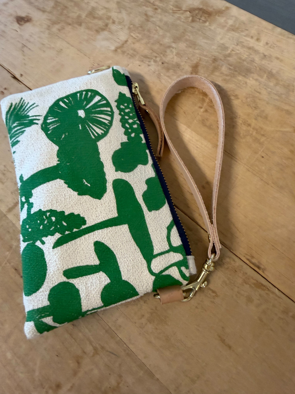 MUSHROOM KELLY GREEN ELLIE WRISTLET POUCH