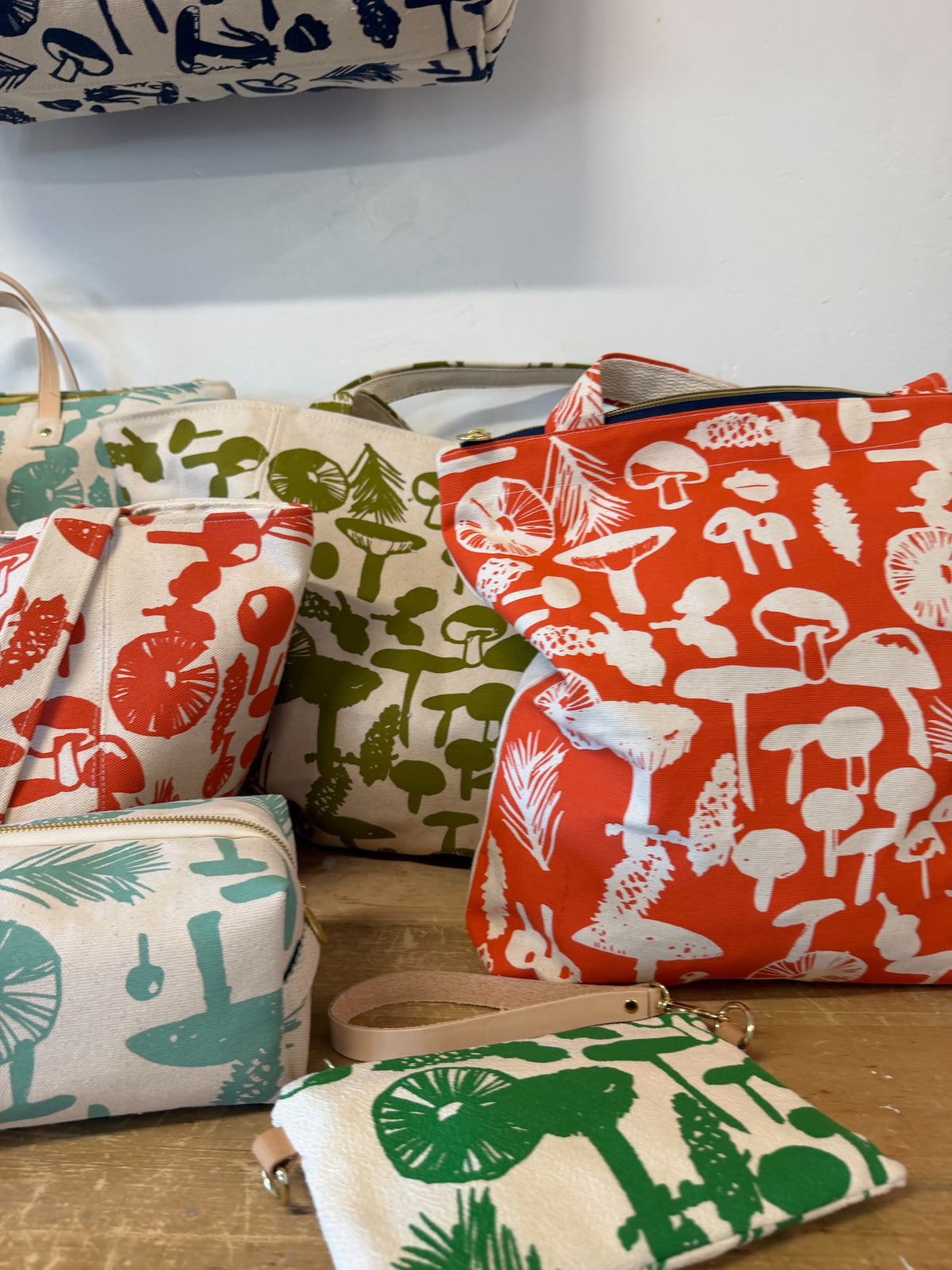 MUSHROOM KELLY GREEN ELLIE WRISTLET POUCH