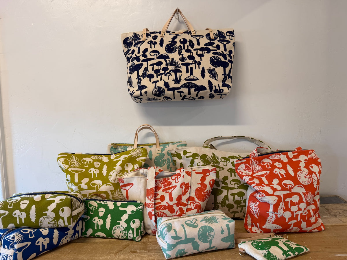 MUSHROOM KELLY GREEN ELLIE WRISTLET POUCH