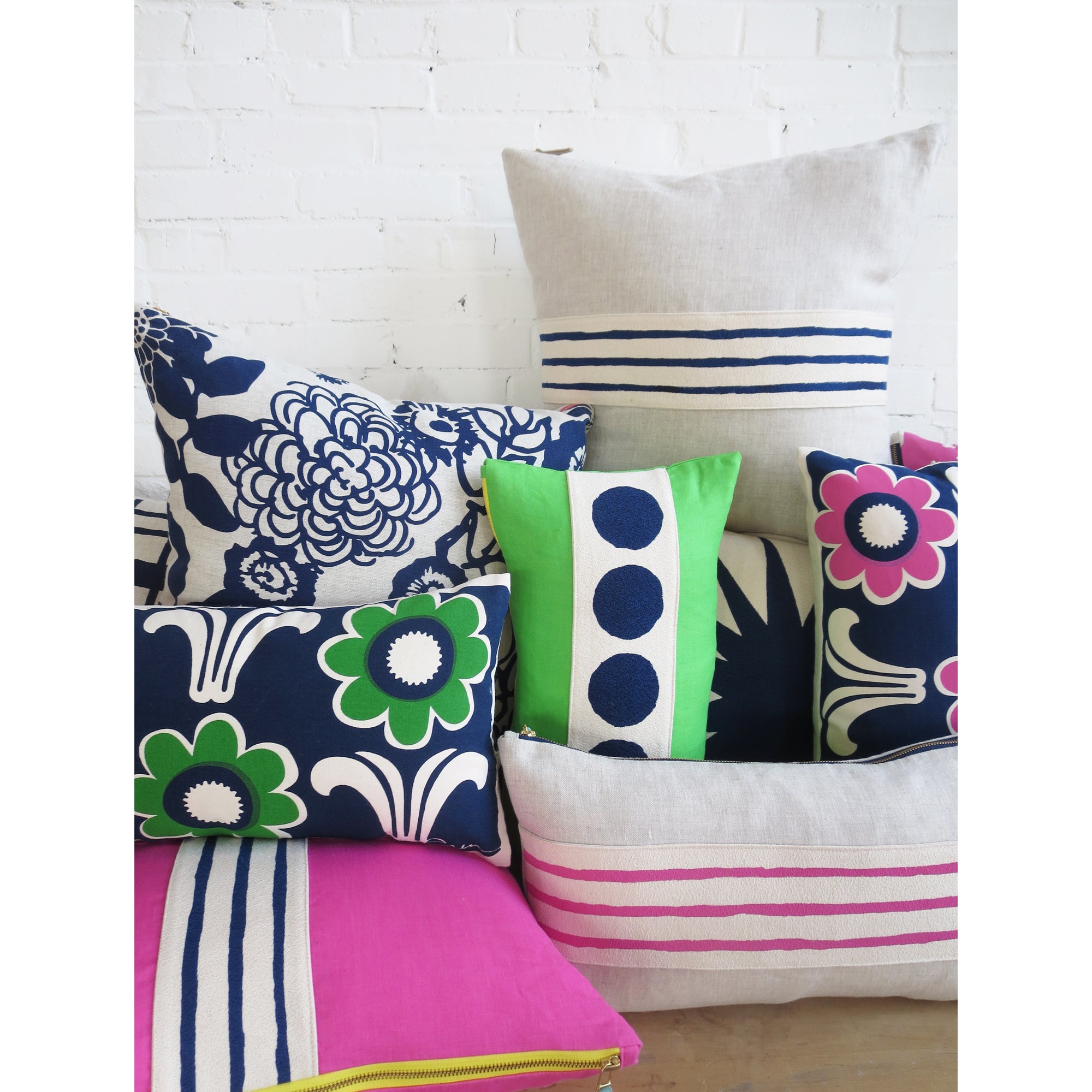 HOT PINK LINEN NAVY 3 LINES BAND PILLOW