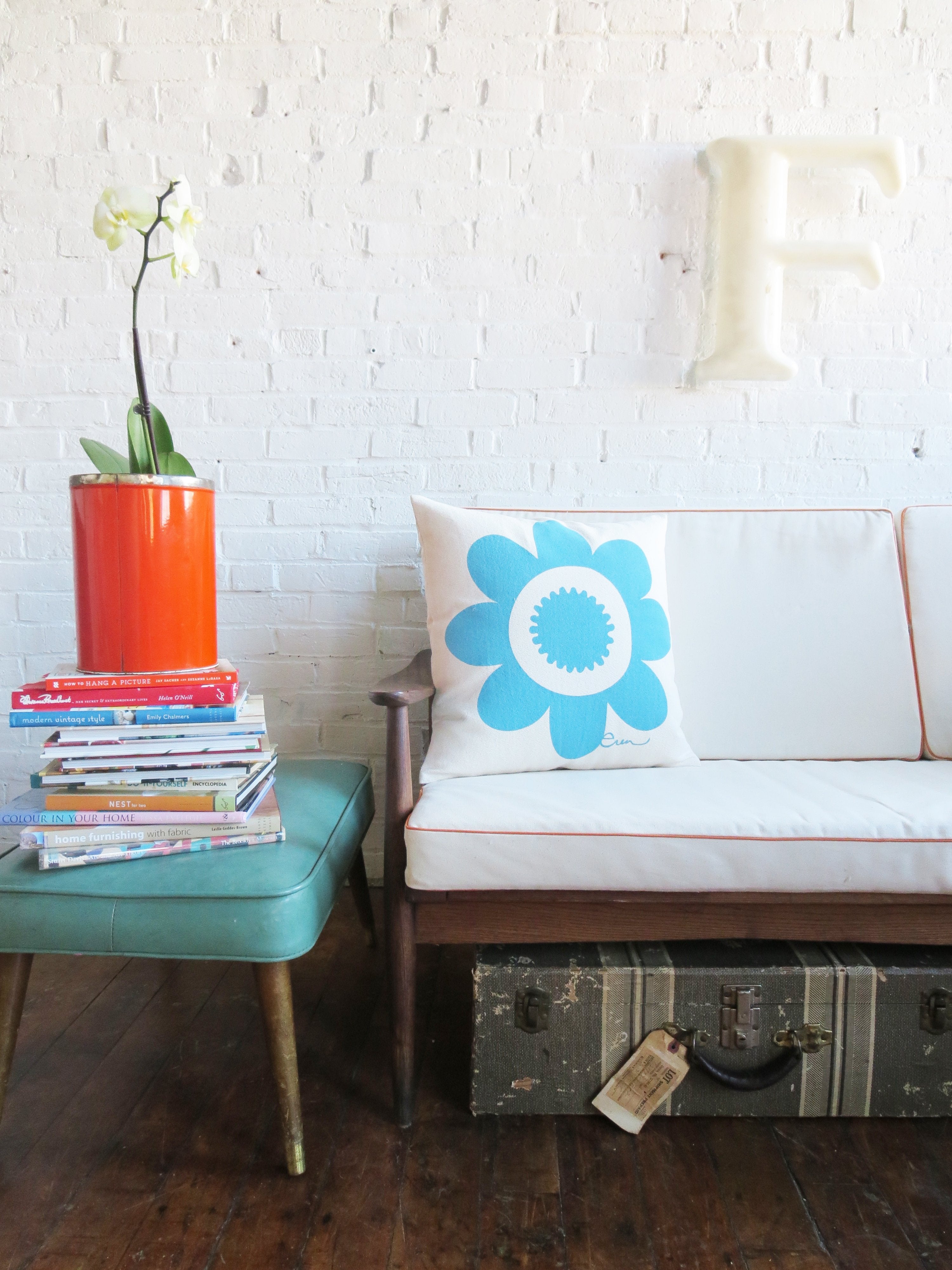 TURQUOISE DAISY PILLOW